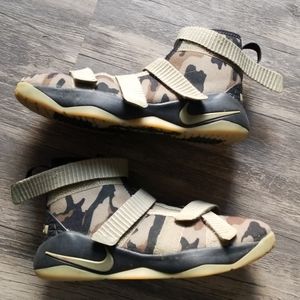Lebron camo soldiers size 2.5 youth